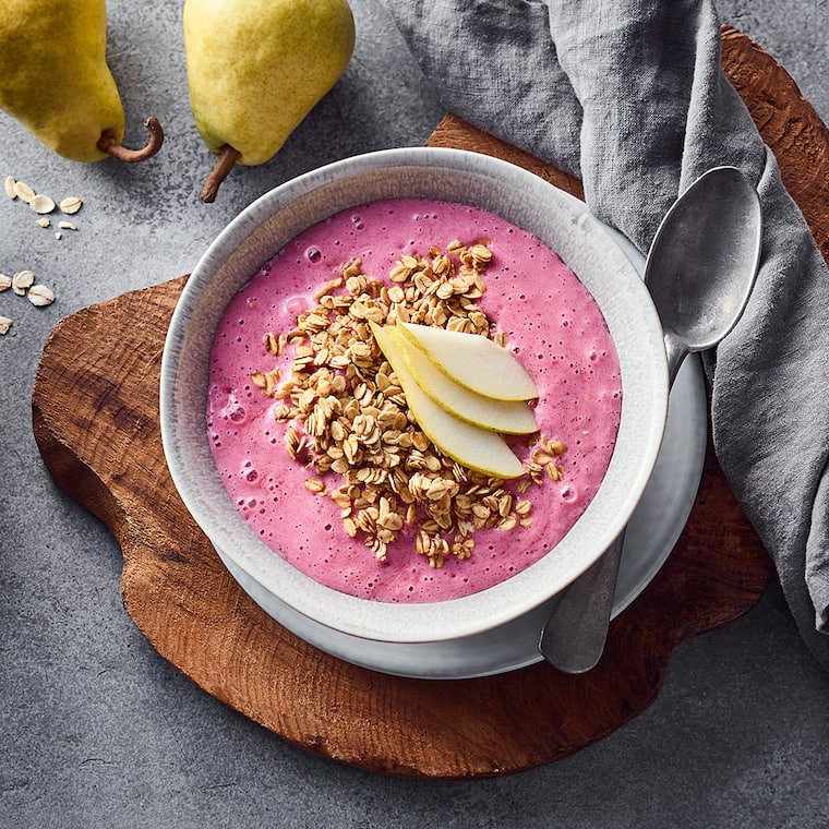 Frisch geröstete Haferflocken mit Waldbeer-Milch