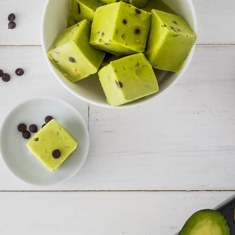 Schmeckt nicht nur im Sommer: Unser Rezept für erfrischende Froyo-Bites mit Avocado, Joghurt und Schoko-Tröpfchen – probieren Sie es gleich mal aus!
