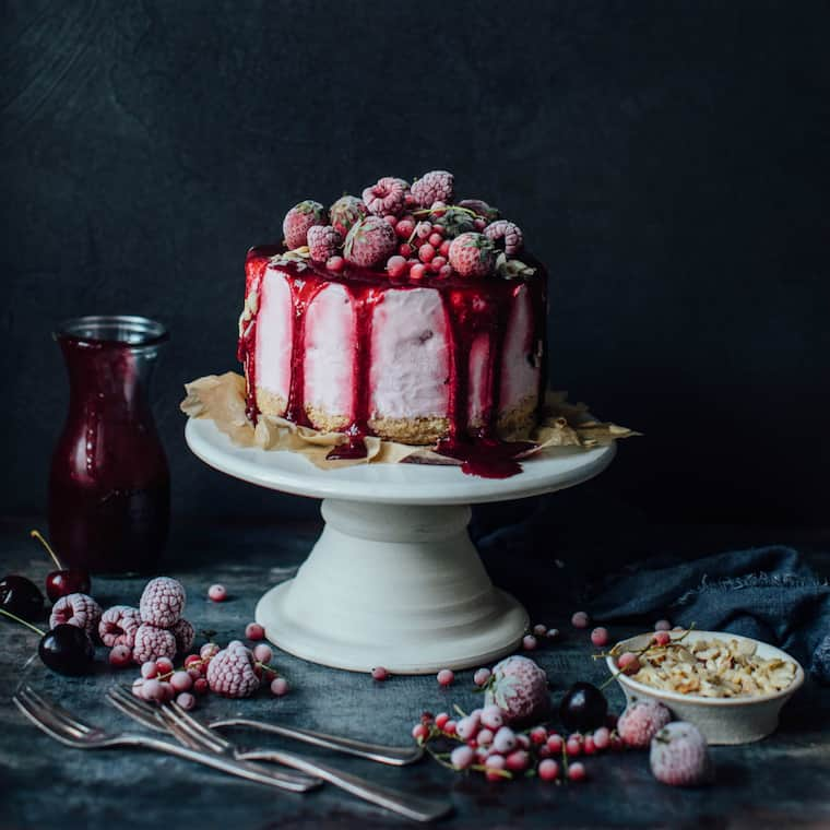 Frozen-Joghurt-Torte mit Kirschsoße