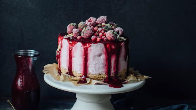 Frozen-Joghurt-Torte mit Kirschsoße