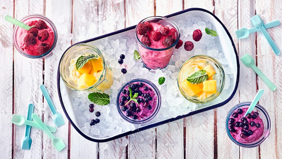 Die erfrischende und Alternative zu Speiseeis ist Frozen Joghurt oder Froyo. Denn statt Sahne wird hierfür Naturjoghurt oder Griechischer Joghurt verwendet. Durch die frischen Früchte kreieren Sie Ihre Lieblingssorte einfach selbst. 
