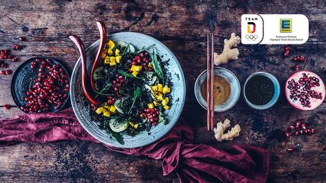 Ausgefallen und superlecker: Unser Rezept für einen fruchtig-scharfen Algensalat mit Granatapfel, Mango, Gurke und einem Dressing aus Sojasoße, Zitronenabrieb, Sesamöl und Ahornsirup.