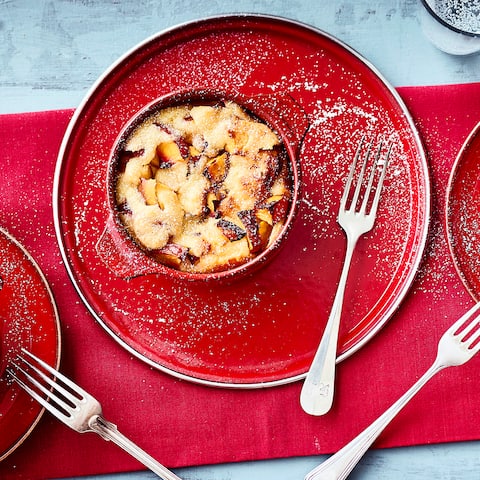 Probieren Sie unseren fruchtigen Grießauflauf, der mit Vanille, Nektarinen und Zitronen zubereitet wird – lecker als Dessert oder süße Hauptspeise.