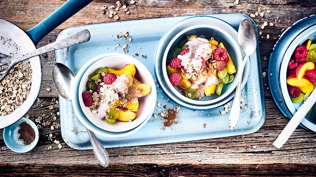 Ideal zum Frühstück oder als Dessert: Unser frischer Fruchtsalat mit feiner Beerenquarkcreme und Knusperflocken – fertig in nur zehn Minuten!