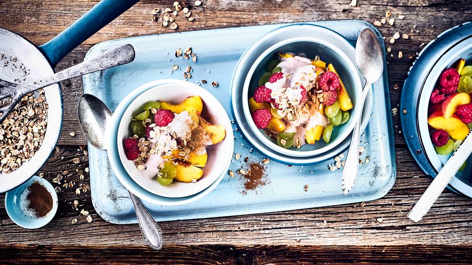 Ideal zum Frühstück oder als Dessert: Unser frischer Fruchtsalat mit feiner Beerenquarkcreme und Knusperflocken – fertig in nur zehn Minuten!