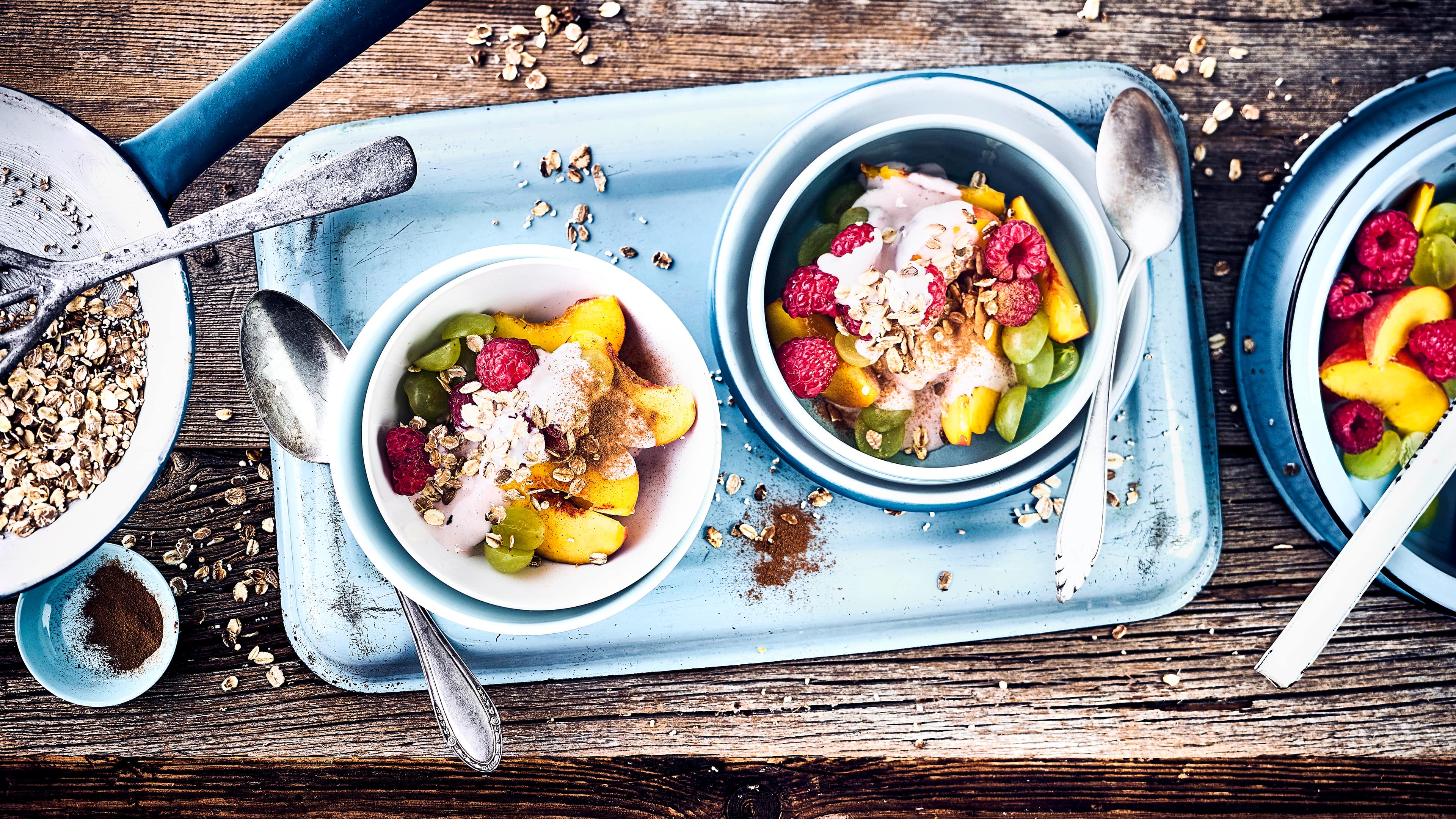 Fruchtsalat mit Beerenquark - Rezept | EDEKA