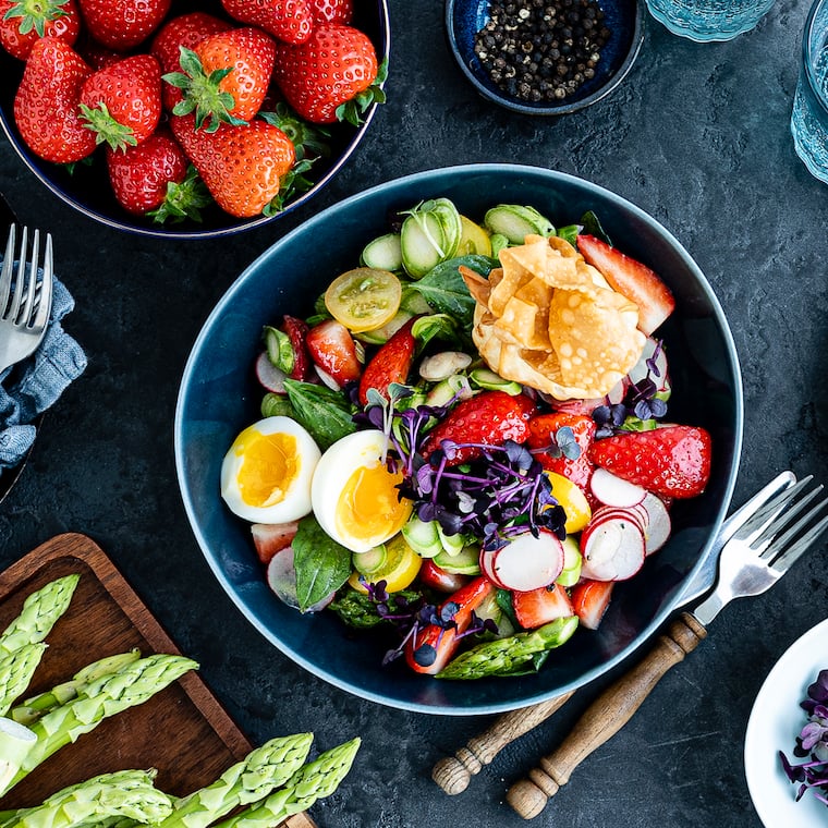 Frühlingssalat mit Erdbeeren