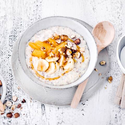 Für den richtigen Start in den Tag ist unser Frühstücksbrei mit Nüssen ganz schnell selber gemacht! Schmeckt super fruchtig und kernig!