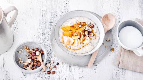 Für den richtigen Start in den Tag ist unser Frühstücksbrei mit Nüssen ganz schnell selber gemacht! Schmeckt super fruchtig und kernig!
