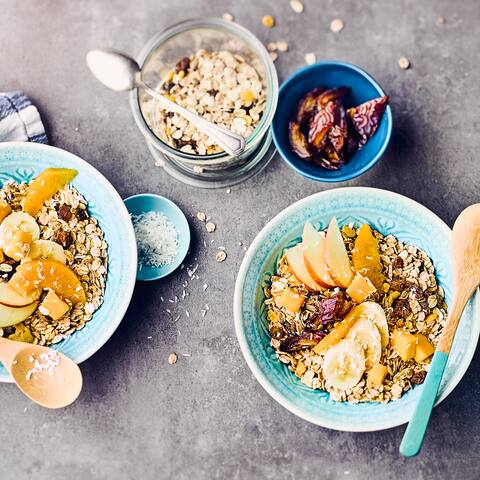 Kerniges Frühstück oder Zwischenmahlzeit: Probieren Sie unseren Früchtejoghurt mit Apfel, Kiwi und Banane – dazu Müsli, Mandelstifte und gehackte Pistazien!