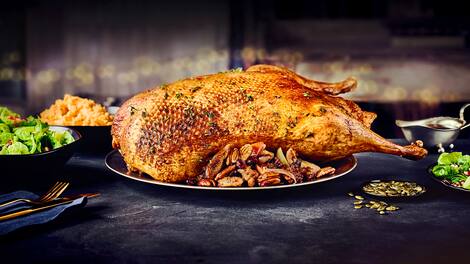 Sie suchen einen richtigen Festtagsschmaus fürs Weihnachtsfest? Probieren Sie doch einmal unser Rezept für einen köstlichen Gänsebraten mit Bratapfelfüllung, Süßkartoffelstampf und Rosenkohlsalat!