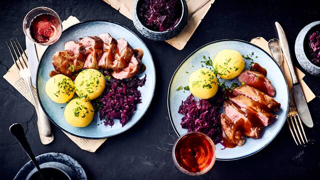 Gänsebrust mit Rotkohl und Klößen