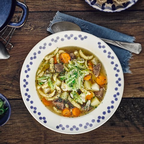 Ein deftiger Eintopf aus Fleisch, Gemüse und Spätzle, das ist der Gaisburger Marsch. Kochen Sie die Spezialität nach dem Rezept von EDEKA und genießen Sie!