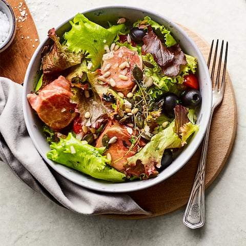 Probieren Sie unser Rezept für knusprig gebratenen Ziegenfrischkäse einmal aus: umwickelt mit Serrano-Schinken an Lollo Rosso Salat mit Tomaten und Oliven!