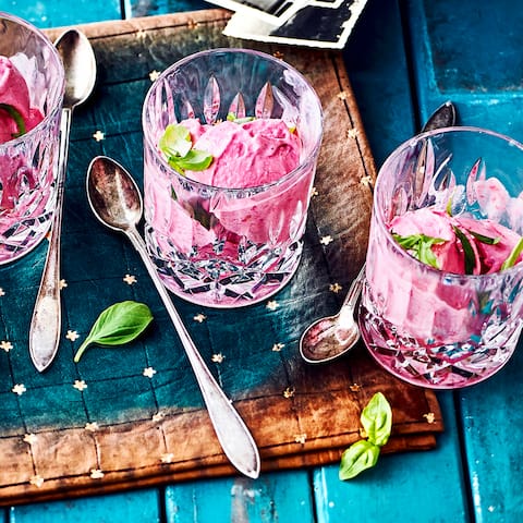 Trenddessert Frozen Joghurt einfach selbstgemacht: Gefrorener Himbeer-Joghurt mit Honig und Basilikumstreifen! Eiskalt genießen.