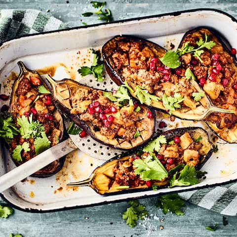 Gefüllte AubergineDieses mediterrane Gericht aus dem Ofen ist in 70 Minuten auf dem Tisch: Probieren Sie unsere Aubergine mit einer pikanten Hackfleisch-Möhren-Füllung, dazu Büffelmozzarella und Granatapfelkerne!