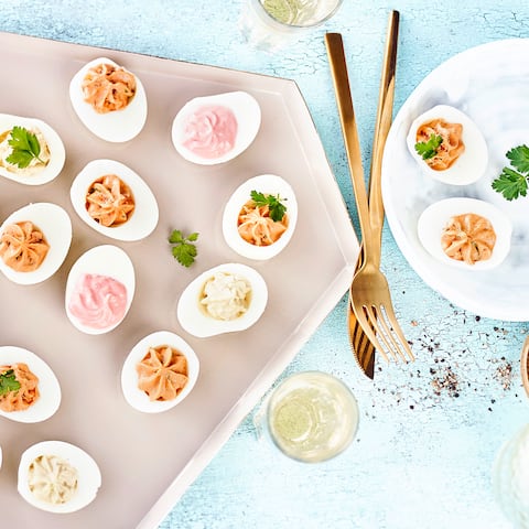 Ob zu Ostern oder zum klassischen Frühstücks-Brunch: Gefüllte Eier sind ein Klassiker! Damit für jeden Geschmack etwas dabei ist, servieren wir sie mit 3 verschiedenen Füllungen. 