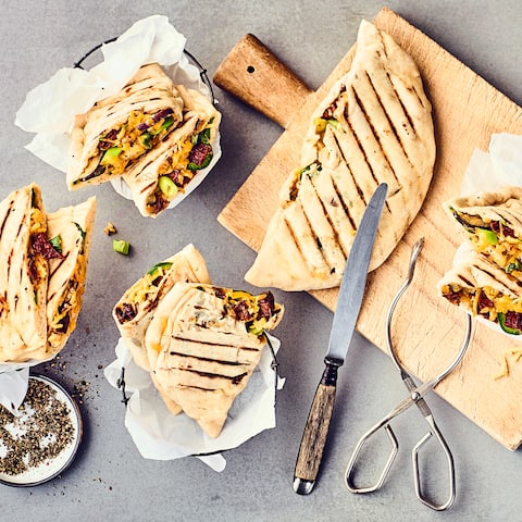 Bei unserem Rezept für gefüllte Grillbrote werden die kleinen Taschen zuerst selbstgemacht, dann mit Aubergine, Jalapeños, Cheddar und getrockneten Tomaten gefüllt und anschließend gegrillt.