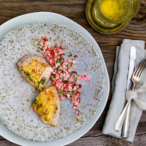 Bereiten Sie mit unserem Rezept eine saftige gefüllte Hähnchenbrust mit Blattspinat und Parmesan zu und servieren Sie damit eine leckere Mahlzeit mit Radieschen-Salsa. 