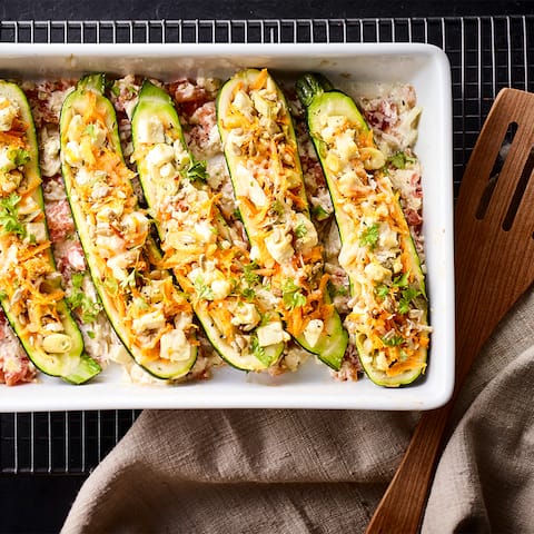 Gefüllte Zucchini mit Schafskäse, Hülsenfrüchten, Reis und Gemüse: ein herzhaft vegetarisches Gericht aus dem Ofen