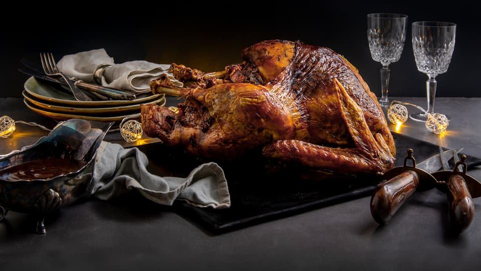 Ob für Weihnachten oder zum Sonntagsessen. Unser Rezept für gefüllten Truthahn erklärt und beschreibt die Füllung ganz genau. Und dann ab in den Ofen! 