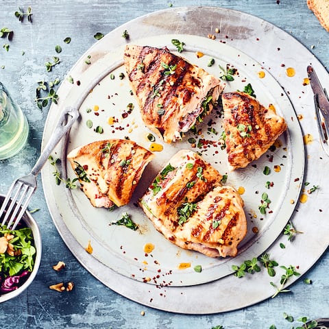 Unser Rezept für Gefülltes Putenschnitzel ist eine leckere Abwechslung für den Grill. Saftige Putenschnitzel mit Rucola, Parmesan und Speck gefüllt.