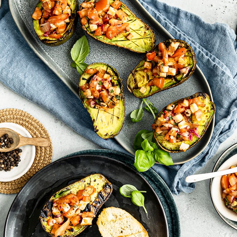 Gegrillte Avocado mit Tomaten-Tofu-Füllung