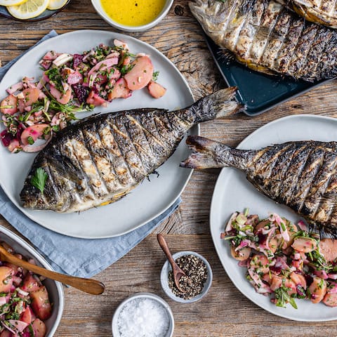 Mithilfe unseres Rezepts für gegrillte Dorade kombinieren Sie frischen Fisch mit einem leckeren-Kartoffel-Fenchel-Salat. Probieren Sie es aus!