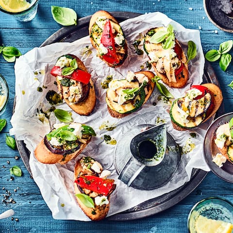 Schnelles Sommergericht: Probieren Sie unsere Bruschetta mit Ziegenfrischkäsetaler und gegrilltem Gemüse – vegetarisch und lecker!