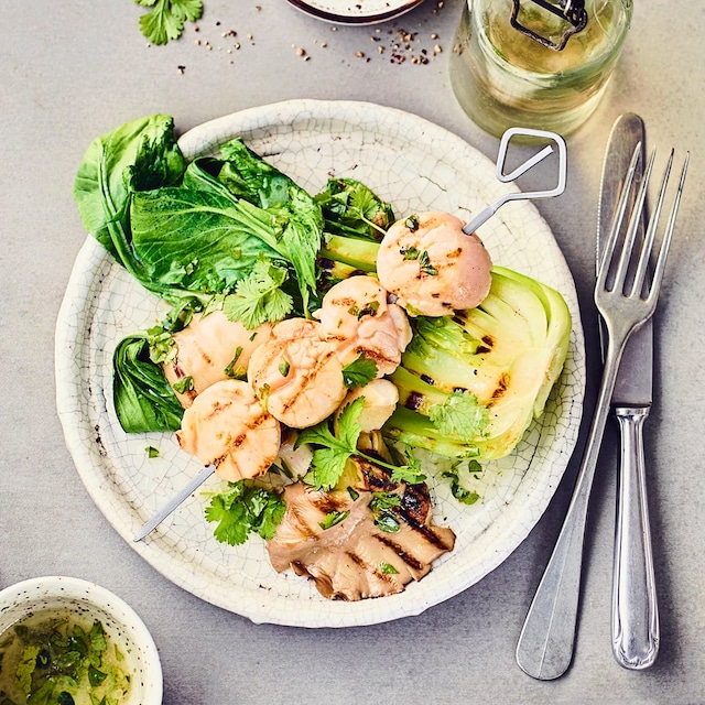 Wenn Sie gerne etwas Abwechslung auf dem Grill möchten, haben wir hier etwas ganz Besonderes für Sie: Gegrillte Jakobsmuscheln mit Pak Choi und Austernpilzen.
