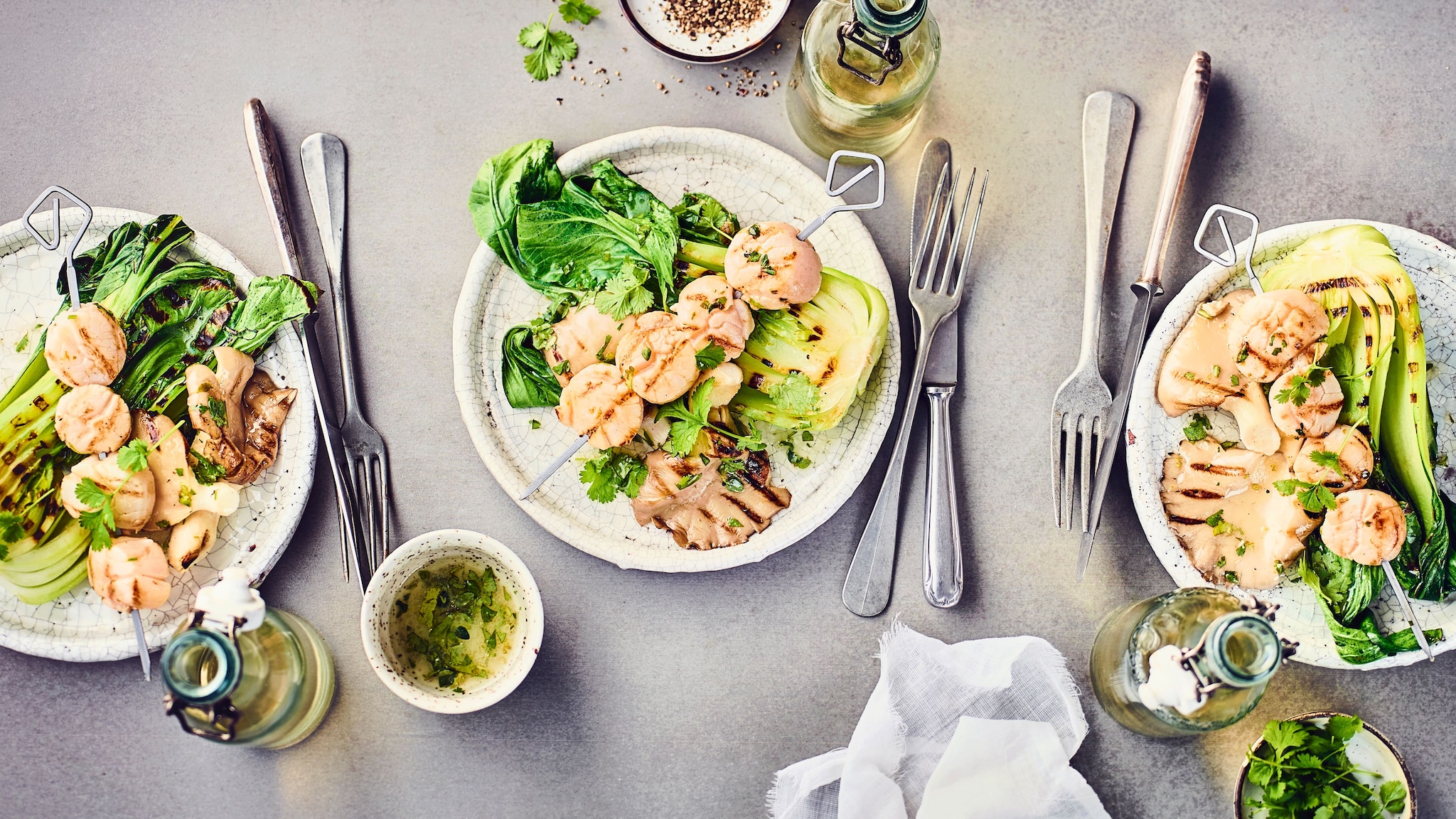 Gegrillte Jakobsmuscheln mit Pak Choi und Austernpilzen