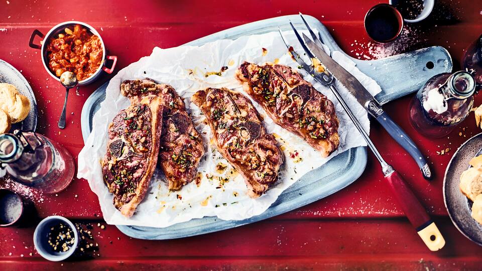 Wie wäre es mit unserer Version für gegrillte Lammkoteletts? Mariniert in einer Rosmarin-Peperoni-Öl-Mischung und mit einem scharfen Salsa aus Paprika, Tomate. Mandeln und Cayennepfeffer – probieren Sie es aus!
