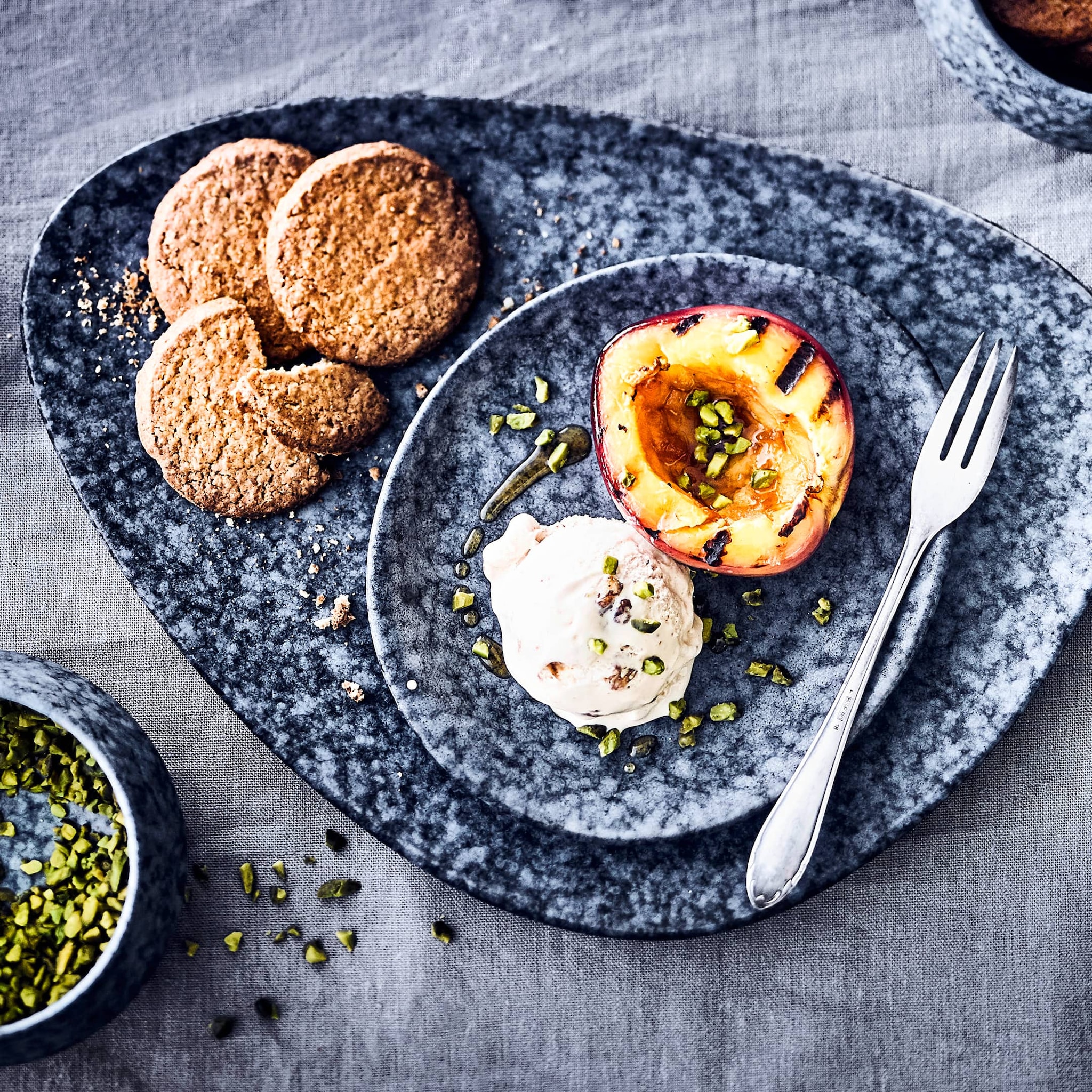 Gegrillte Nektarine mit Eis