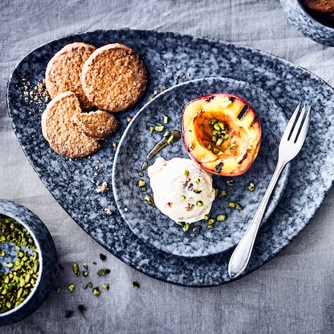 Gegrillte Nektarine mit Eis