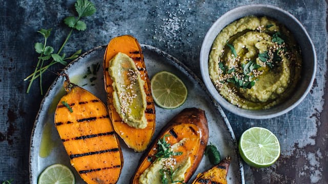 Gegrillte Süßkartoffel mit Avocado-Dip