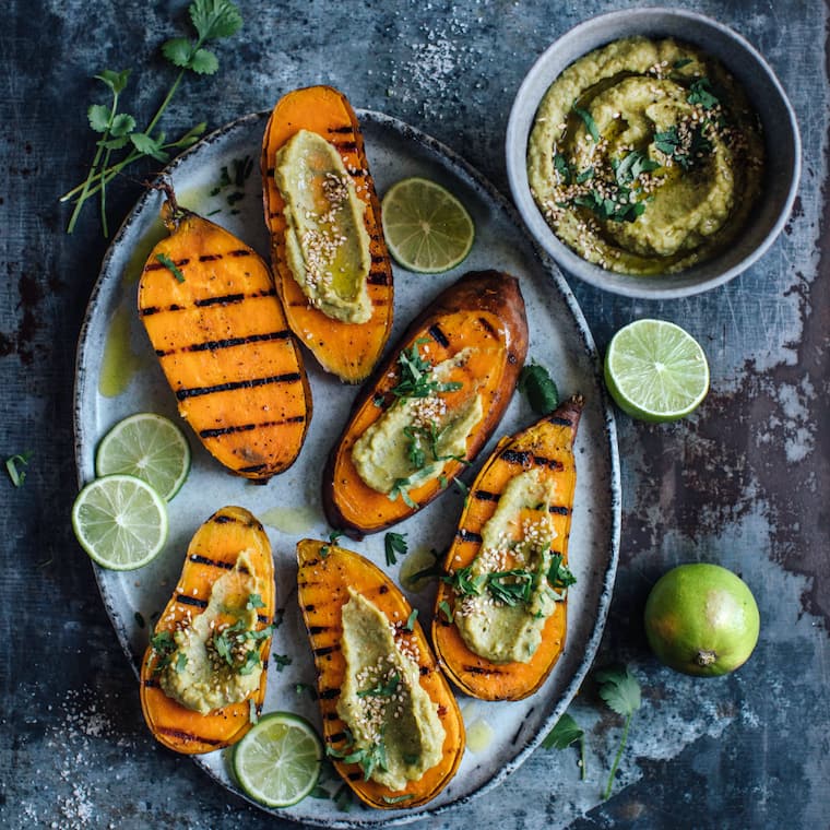 Gegrillte Süßkartoffel mit Avocado-Dip