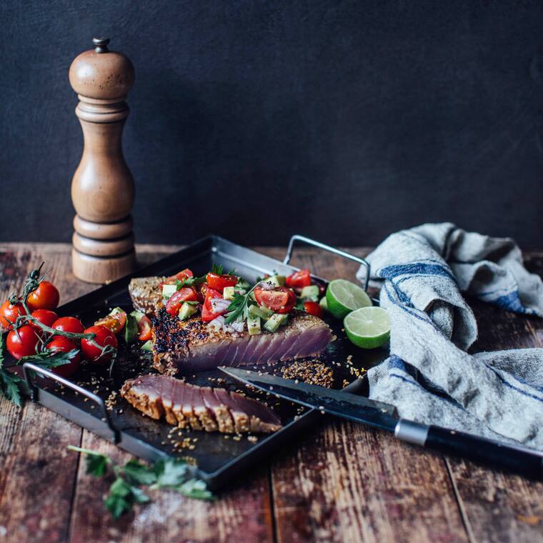 Gegrillte Thunfischsteaks mit Salsa