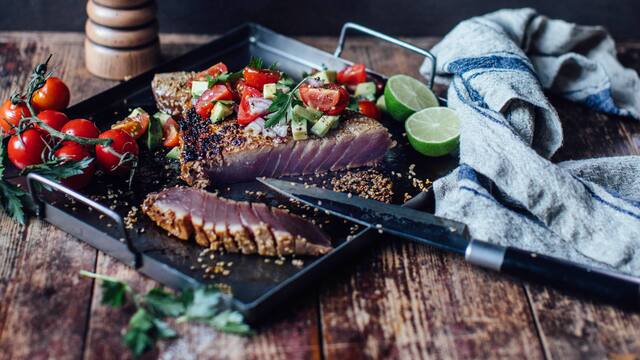 Gegrillte Thunfischsteaks mit Salsa