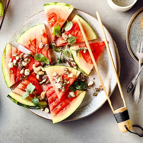 Weshalb das Dessert nicht auch auf dem Grill zubereiten? Die Süße der Wassermelone harmoniert perfekt mit den angerösteten Nüssen und dem cremigen gegrillten Eis.