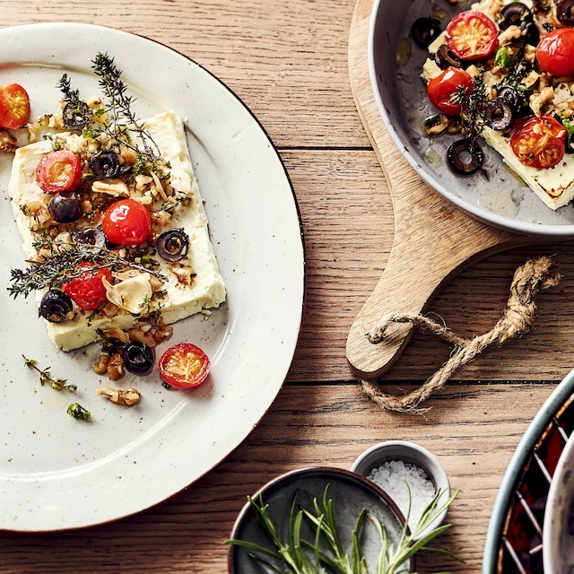 Wie das duftet: Köstlich geschmolzener Fetakäse mit allerlei frischen Kräutern, schwarzen Oliven und kleinen Cherry-Rispentomate. Ein Muss für echte Grillfans!