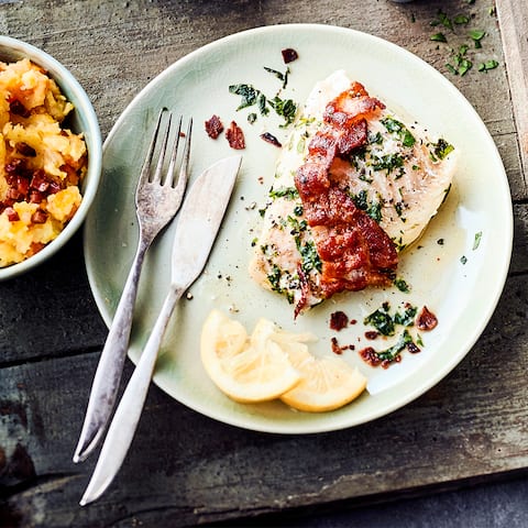 Köstlicher Kabeljau mit Speck in Folie gewickelt und gegrillt, dazu servieren wir holländischen Stamppot aus Kartoffeln, Speck und Möhren.