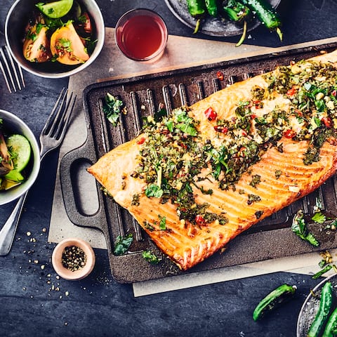 Gegrilltes LachsfiletGrillgenuss vom Feinsten: Wildlachsfilet mit sommerlichem Tomaten-Salat und Pimentos: Für echte Genießer!