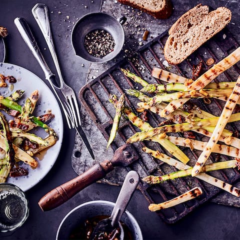 Unser Tipp für ein veganes Sommergericht: Probieren Sie unseren gegrillten weißen und grünen Spargel in einer würzigen Marinade aus getrockneten Tomaten, Frühlingszwiebeln, Estragon und Weißwein!