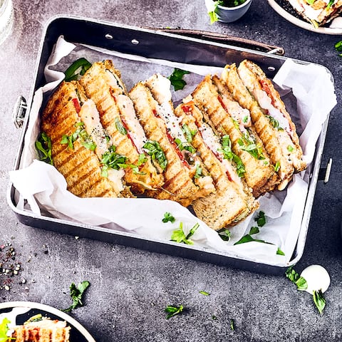 Das schmeckt nicht nur in Amerika: Fordern Sie den Sandwichmaker doch einmal hinaus und probieren das Gegrillte-Chicken-Cheese-Sandwich mit selbstgemachter Ceasar-Sauce. 