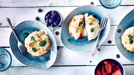 Gegrilltes Eis ist in der Herstellung ein bisschen knifflig, aber das Dessert ist auch ein kleines Highligt. Erfahren Sie, wie Sie das Gegrillte Eis mit Früchten in wenigen Minuten servieren können.