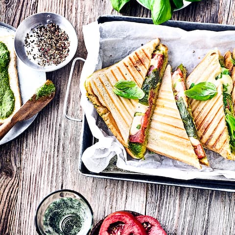 Ruck-Zuck ab in den Sandwichmaker und direkt genießen. Das gegrillte Tomate-Mozzarella-Toast mit selbstgemachtem grünem Pesto ist unsere besonders leckere Variante der leckeren Sandwiches. 