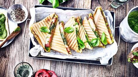 Ruck-Zuck ab in den Sandwichmaker und direkt genießen. Das gegrillte Tomate-Mozzarella-Toast mit selbstgemachtem grünem Pesto ist unsere besonders leckere Variante der leckeren Sandwiches. 
