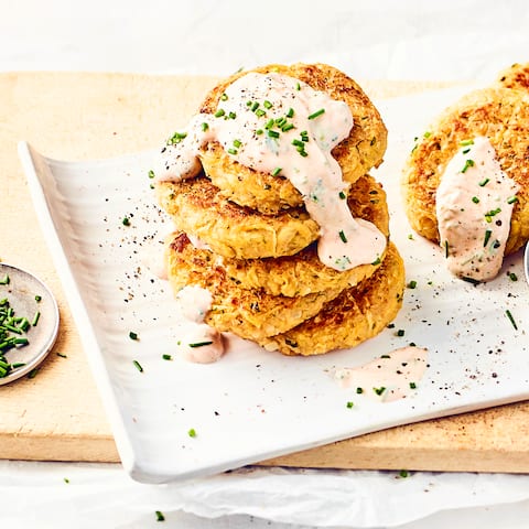 Nicht nur Vegetarier lieben sie: Gemüsebratlinge! Die fleischlosen Frikadellen sind fix zuzubereiten, gesund und schmecken je nach Rezept würzig oder mild.
