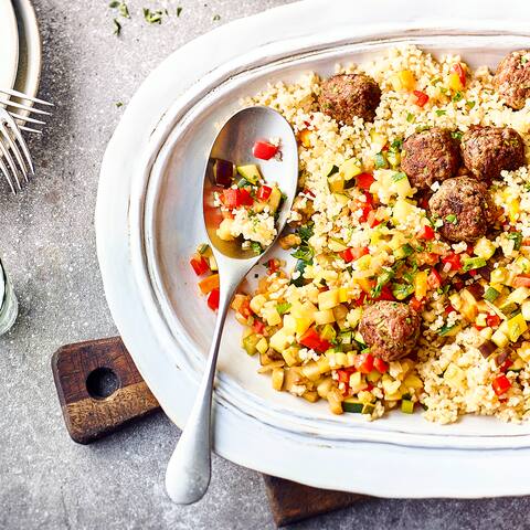 Knackiges Gemüse, würzige Hackbällchen und dazu ein frischer Joghurt-Dip – entdecken Sie mit unserer köstlichen Bulgurpfanne die orientalische Küche!
