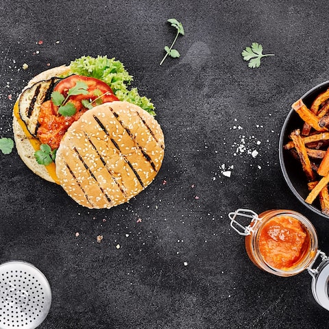 Vegetarischer Snack für die ganze Familie: Probieren Sie unseren Gemüse-Burger mit Tomatensalsa und Süßkartoffel-Pommes – gesund und lecker! 